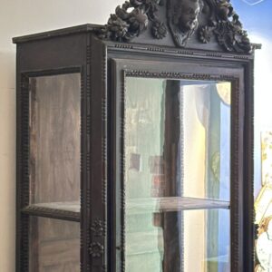 Vitrine en bois sculpté – Image 4