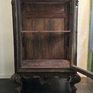 Vitrine en bois sculpté – Image 9