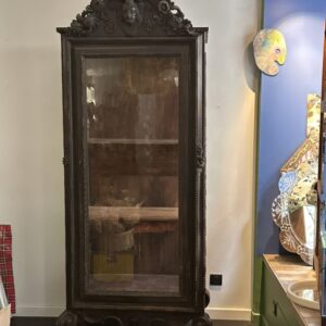 Vitrine en bois sculpté – Image 3