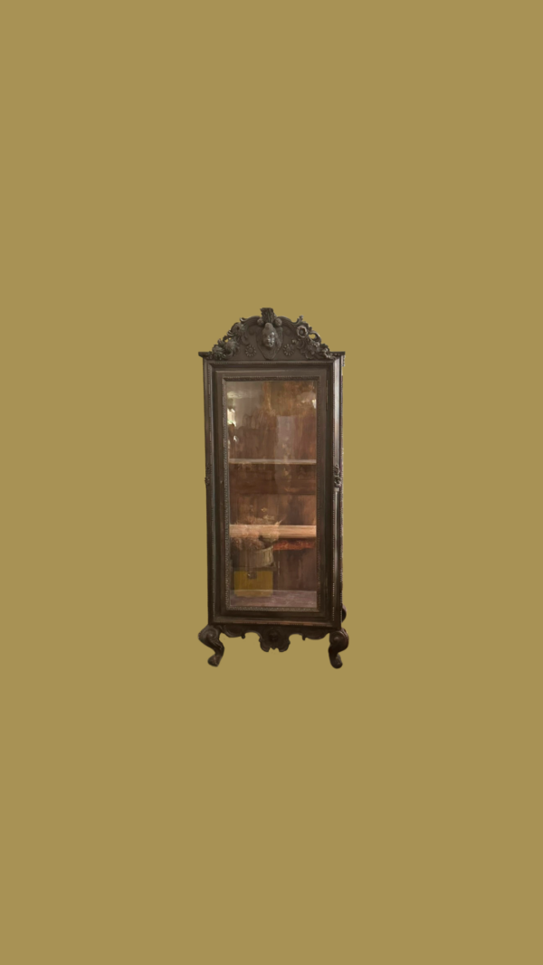 Vitrine en bois sculpté