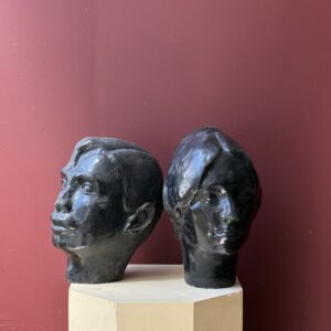 Couple de bustes en plâtre peint – Image 3