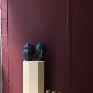 Couple de bustes en plâtre peint – Image 2